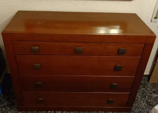Cómoda de madera marrón con su espejo