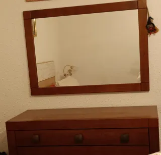 Cómoda de madera marrón con su espejo