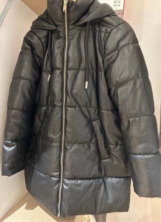 Abrigo negro acolchado con capucha. Abriga.