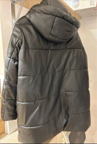 Abrigo negro acolchado con capucha. Abriga.