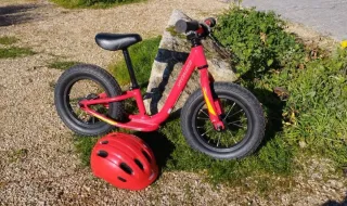 Bicicleta de equilibrio Hotwalk Specialized Roja