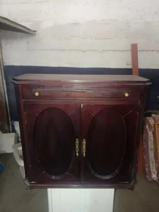 Aparador de madera con detalles dorados