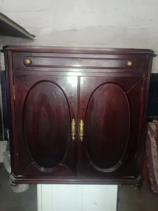 Aparador de madera con detalles dorados