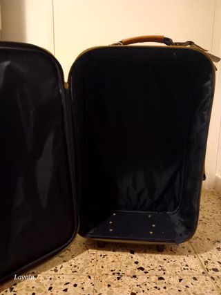 Maleta de viaje negra y marrón