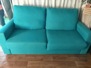 Sofá de tela azul turquesa