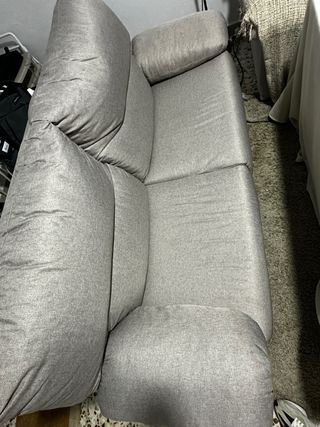 Dos sofás dobles de tela grises.