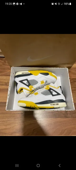 Jordan Retro 4 Vivid Sulfur