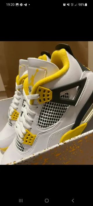 Jordan Retro 4 Vivid Sulfur