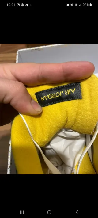 Jordan Retro 4 Vivid Sulfur