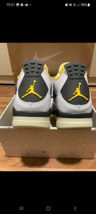 Jordan Retro 4 Vivid Sulfur