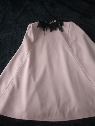 Capa elegante con cuello de plumas