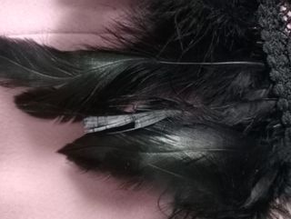 Capa elegante con cuello de plumas