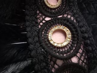 Capa elegante con cuello de plumas