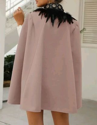 Capa elegante con cuello de plumas