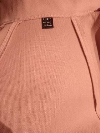 Capa elegante con cuello de plumas