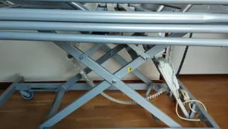 Cama articulada con elevador