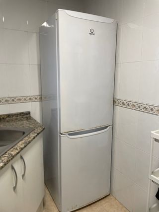 Nevera Indesit blanca