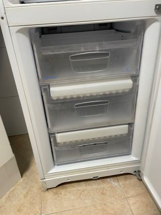 Nevera Indesit blanca