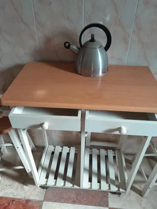 Mesa de cocina con 2 sillas