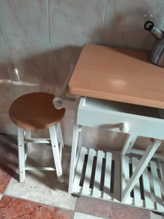 Mesa de cocina con 2 sillas