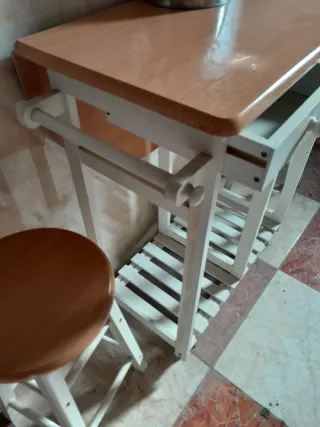 Mesa de cocina con 2 sillas