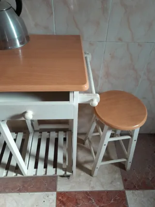 Mesa de cocina con 2 sillas