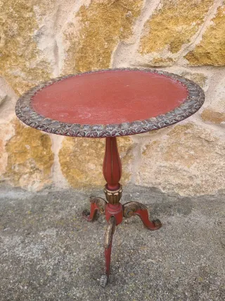 Mesita auxiliar madera roja y dorada