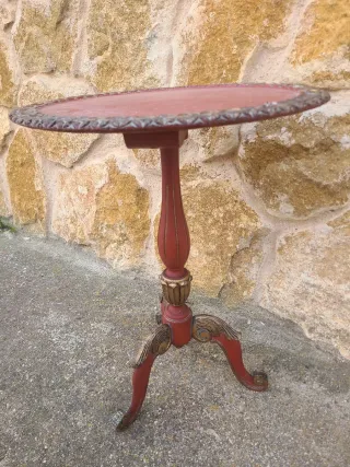 Mesita auxiliar madera roja y dorada