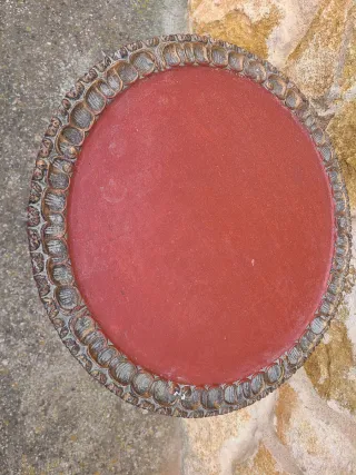 Mesita auxiliar madera roja y dorada