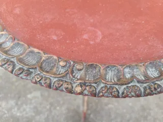 Mesita auxiliar madera roja y dorada