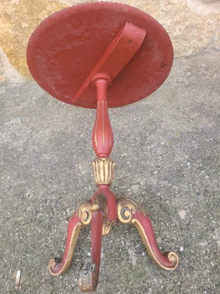 Mesita auxiliar madera roja y dorada