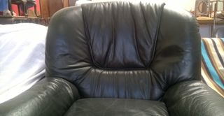 SILLÓN-Butacón piel verde con adornos madera.