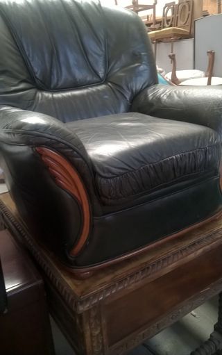 SILLÓN-Butacón piel verde con adornos madera.