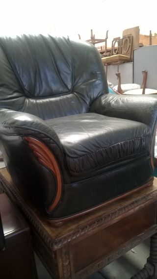 SILLÓN-Butacón piel verde con adornos madera.