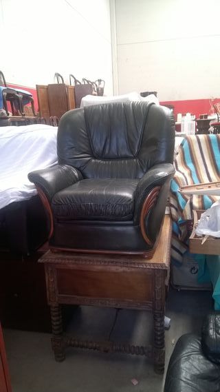 SILLÓN-Butacón piel verde con adornos madera.