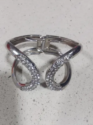 Brazalete plateado con pedrería