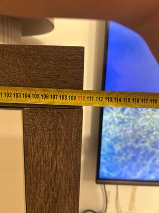 Mueble de salón con vitrina y puerta