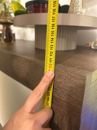 Mueble de salón con vitrina y puerta