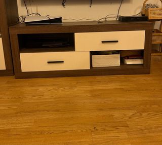 Mueble de salón con vitrina y puerta