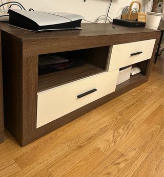 Mueble de salón con vitrina y puerta