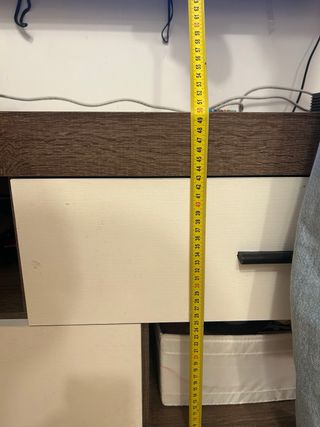 Mueble de salón con vitrina y puerta