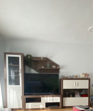 Mueble de salón con vitrina y puerta