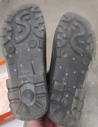 Botas de agua grises con lunares rosas