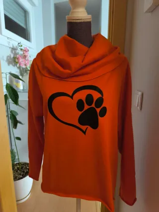 Sudadera roja con corazón y huella