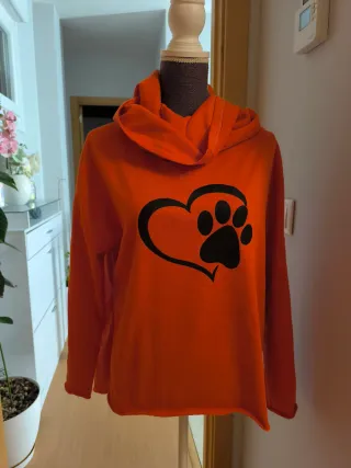 Sudadera roja con corazón y huella