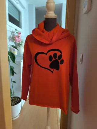 Sudadera roja con corazón y huella