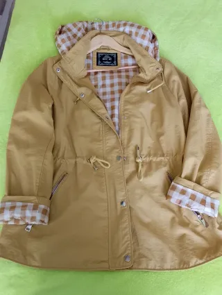 Parka amarilla con forro de cuadros