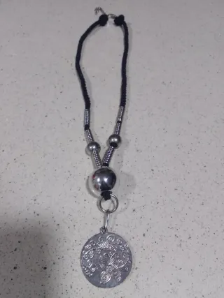 Collar con colgante de flor