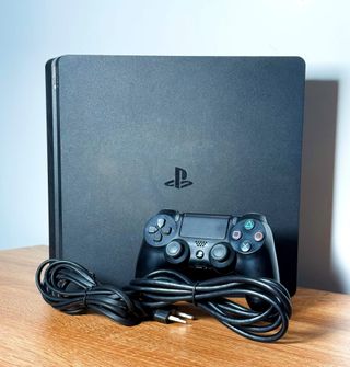 PS4 Slim + 3 Juegos