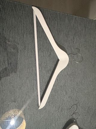 Perchas madera Ikea blancas